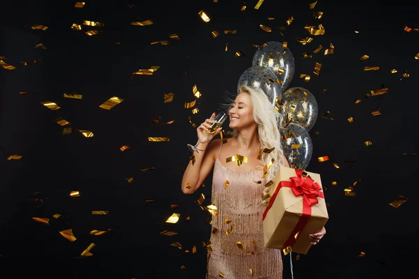 Jovem Alegre Vestidos Luxo Celebrando Aniversário Festa Natal Com Confete — Fotografia de Stock