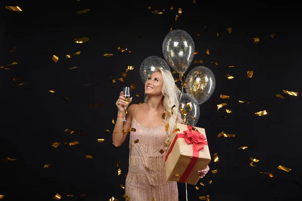 Jovem Alegre Vestidos Luxo Celebrando Aniversário Festa Natal Com Confete — Fotografia de Stock