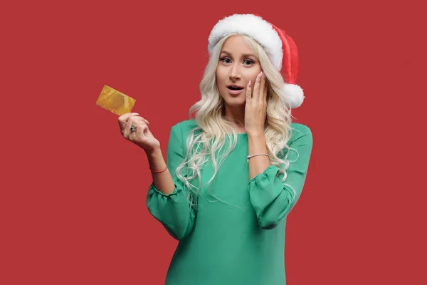 Mladá Blondýnka Santa Claus Klobouk Zelené Šaty Objímání Kreditní Kartu — Stock fotografie