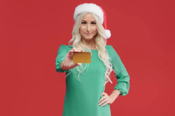 Mladá Blond Žena Klobouku Santa Claus Zelené Šaty Ukazuje Svých — Stock fotografie