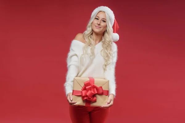 Retrato Cerca Una Hermosa Mujer Sonriente Suéter Blanco Sombrero Santa — Foto de Stock