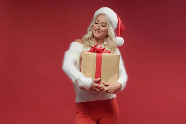 Retrato Cerca Una Hermosa Mujer Sonriente Suéter Blanco Sombrero Santa — Foto de Stock