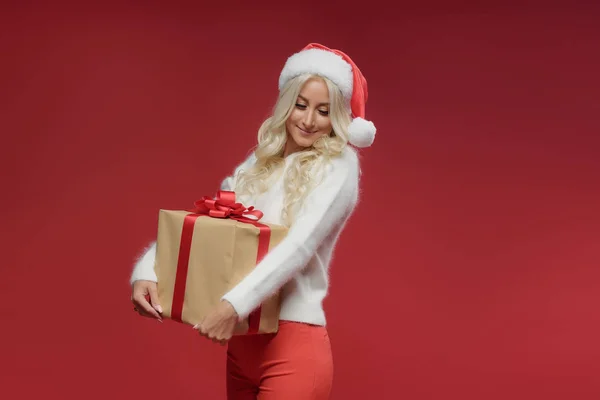 Retrato Cerca Una Hermosa Mujer Sonriente Suéter Blanco Sombrero Santa — Foto de Stock