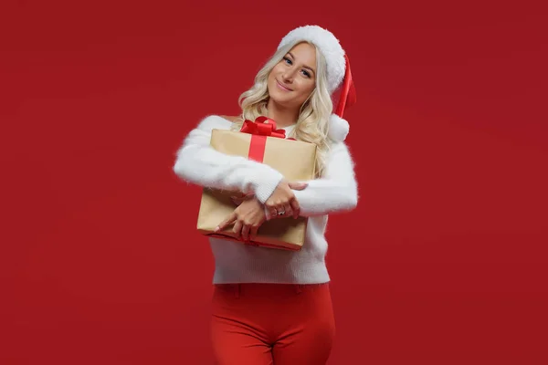 Retrato Cerca Una Hermosa Mujer Sonriente Suéter Blanco Sombrero Santa — Foto de Stock