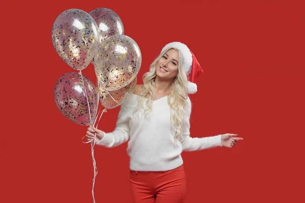 Julfest Happy Upphetsad Ung Kvinna Jultomten Hatt Med Ballonger Över — Stockfoto