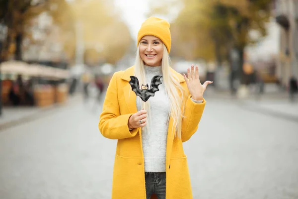 Retrato Moda Chica Bastante Cool Abrigo Amarillo Sombrero Con Piruleta — Foto de Stock