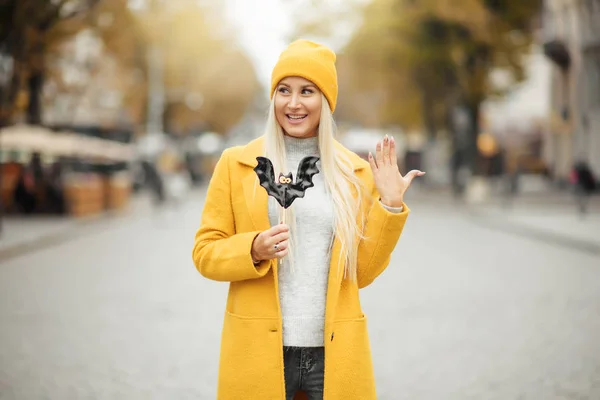 Retrato Moda Chica Bastante Cool Abrigo Amarillo Sombrero Con Piruleta — Foto de Stock