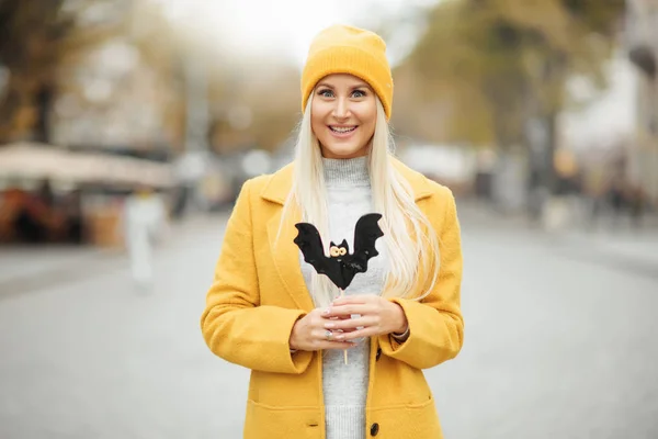 롤리팝 박쥐가을 도시에서 재미와 모자에 노란색 초상화 — 스톡 사진