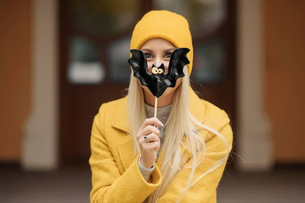 Πορτρέτο Αρκετά Δροσερό Κορίτσι Της Μόδας Κίτρινο Παλτό Και Καπέλο — Φωτογραφία Αρχείου