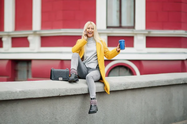 Elegante Mujer Joven Feliz Con Abrigo Amarillo Brillante Ella Tiene — Foto de Stock