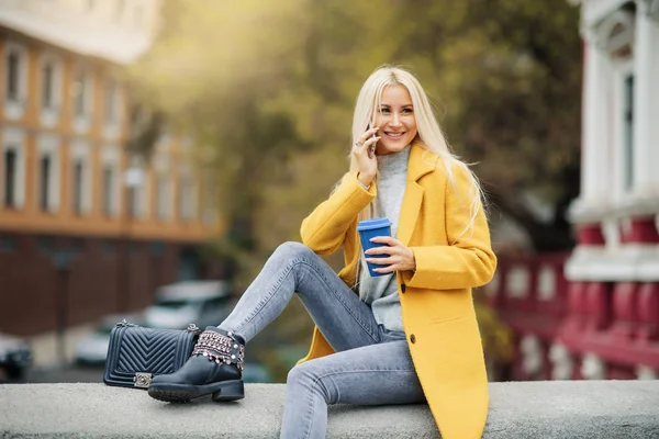노란색 코트를 그녀는 커피를 하고있다 여자의 초상화 — 스톡 사진