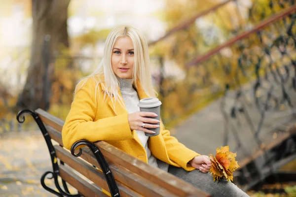 Stylische Glückliche Junge Frau Leuchtend Gelbem Mantel Sie Hält Coffee — Stockfoto