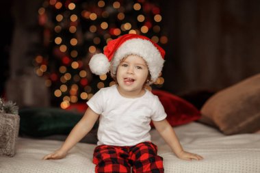 Noel Noel Baba şapkası içinde şirin bebek. Aile tatil kavramı.