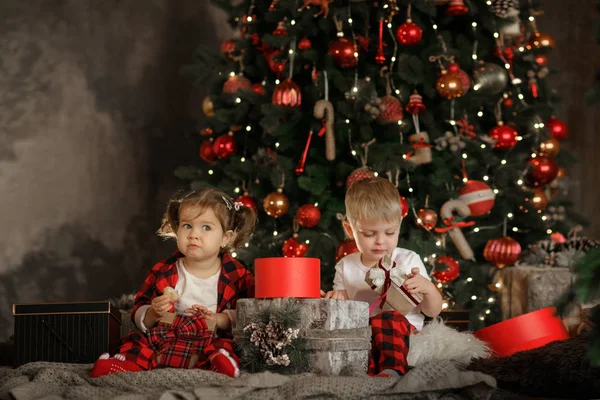 Family Christmas Eve Fireplace Kids Opening Xmas Presents Children Christmas — Stock Photo, Image