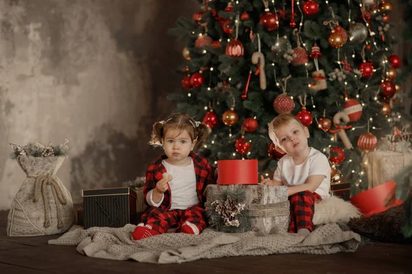 Família Véspera Natal Lareira Crianças Abrindo Presentes Natal Crianças Debaixo — Fotografia de Stock