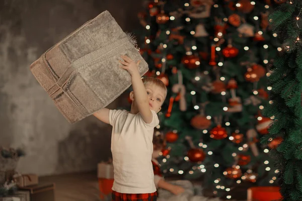 Маленький Милый Мальчик Держит Большую Подарочную Коробку Фоне Новогодней Елки — стоковое фото