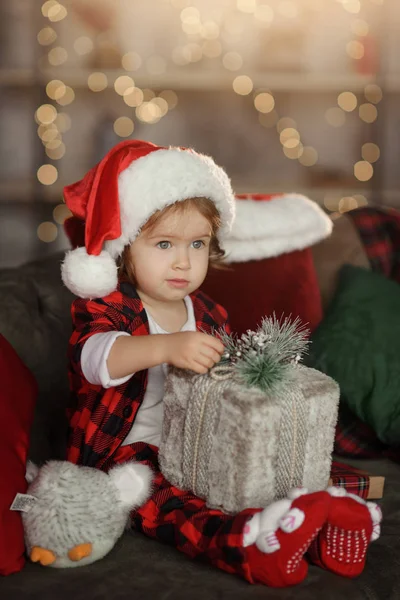 Navidad Linda Niña Santa Sombrero Sosteniendo Una Caja Regalo Concepto — Foto de Stock