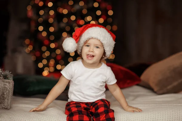 圣诞节可爱的幼儿在圣诞老人的帽子 家庭度假的概念 — 图库照片