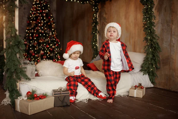 Dos Pequeños Niños Lindos Sombrero Santa Claus Pijama Rojo Está — Foto de Stock