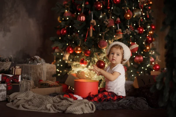 Feliz Niña Sonriente Pijama Rojo Sombrero Santa Con Caja Regalo — Foto de Stock