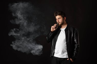 Adam vaping mod Buhar siyah stüdyo arka plan adlı parçasıyla birlikte kullanılmalıdır. Sakallı adam e-sigara tütün çıkmak için. Buharı ve alternatif nikotin ücretsiz Sigara kavramı