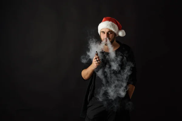 Man Met Baard Santa Rode Hoed Rookvrije Elektronische Sigaretten Vape — Stockfoto