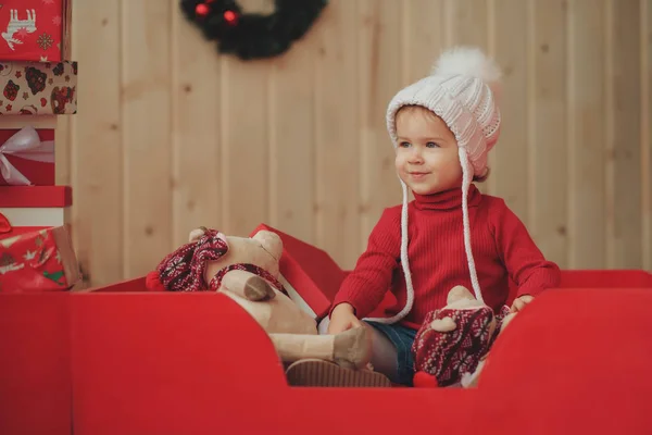 Szczęśliwe Dziecko Czerwonym Kapeluszu Mikołaja Trzyma Prezenty Świąteczne Czas Bożego — Zdjęcie stockowe