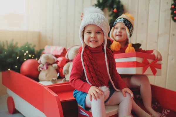 Счастливые Маленькие Дети Сидят Рождественском Деревянном Поезде Украшенном Ветками Елки — стоковое фото