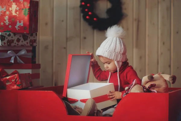 Niño Feliz Sombrero Rojo Santa Celebración Regalos Navidad Tiempo Navidad —  Fotos de Stock