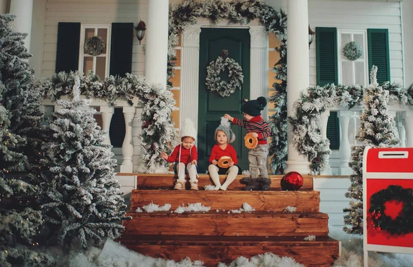 Retrato Niños Sentados Porche Casa Juntos Comer Rosquillas Feliz Navidad —  Fotos de Stock