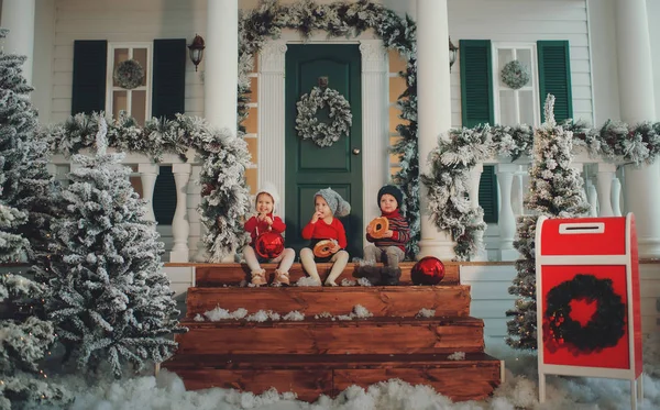 그들의 현관에 이들의 초상화 베이글 크리스마스 어입니다 크리스마스 기적의 — 스톡 사진