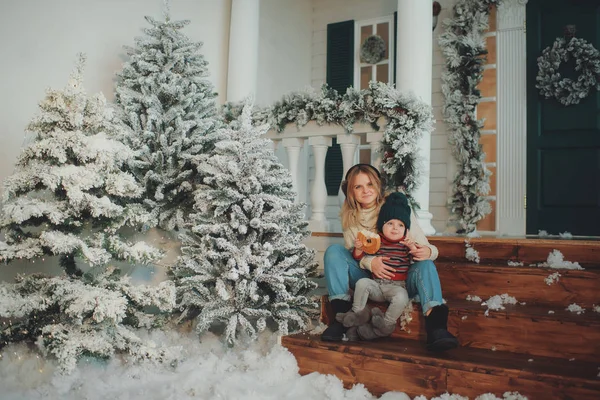 엄마와 귀여운 아기의 모습이 크리스마스를 크리스마스 트리와 장식들로 방에서 엄마와 — 스톡 사진