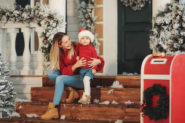 Szczęśliwa Rodzina Matka Dziecko Dziewczynka Zimowy Spacer Werandzie Domu Christmas — Zdjęcie stockowe