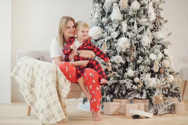엄마와 귀여운 아기의 모습이 크리스마스를 크리스마스 트리와 장식들로 방에서 엄마와 — 스톡 사진