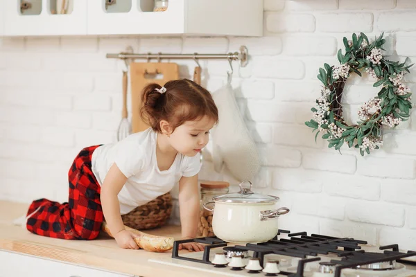 Jolie Petite Fille Chapeau Père Noël Préparant Des Cookies Dans — Photo