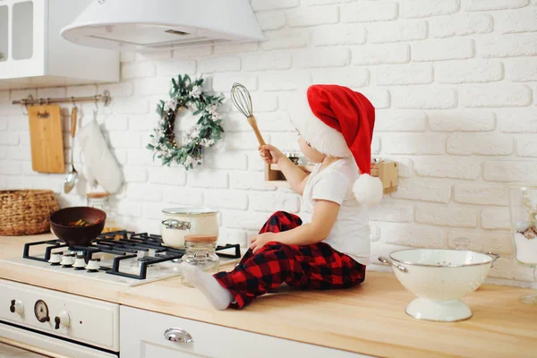 Linda Niña Sombrero Santa Preparando Galletas Cocina Casa Sienta Mesa — Foto de Stock