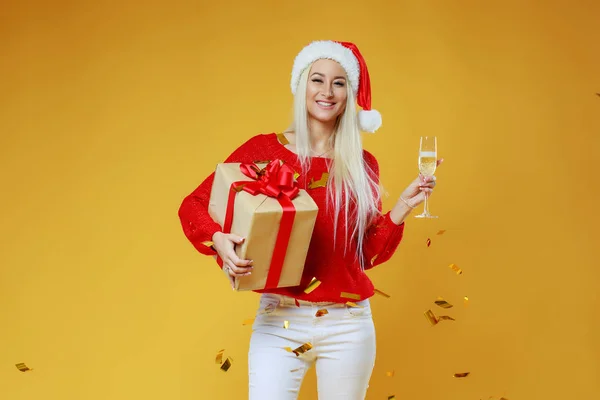 Felice Eccitato Giovane Donna Cappello Babbo Natale Con Scatola Regalo — Foto Stock