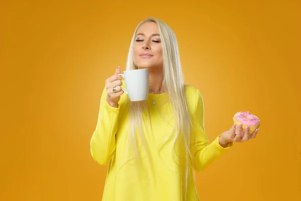 Mulher Segurando Donut Colorido Com Polvilhas Fundo Amarelo Uma Xícara — Fotografia de Stock