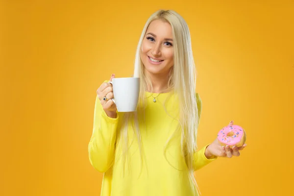 Mulher Segurando Donut Colorido Com Polvilhas Fundo Amarelo Uma Xícara — Fotografia de Stock