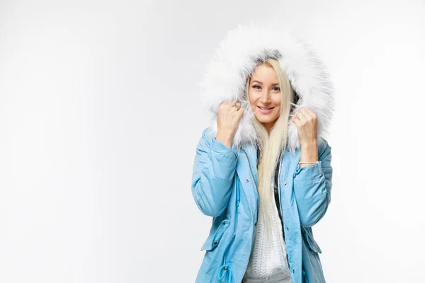 青い毛皮のコートに毛皮の帽子の美しい女性のファッション スタジオ ポートレート 贅沢な冬の美しさ ファッション毛皮 高級毛皮のコートで美しい女性 ファッションモデルのエコ毛皮のコートとエコ毛皮の帽子でポーズ — ストック写真