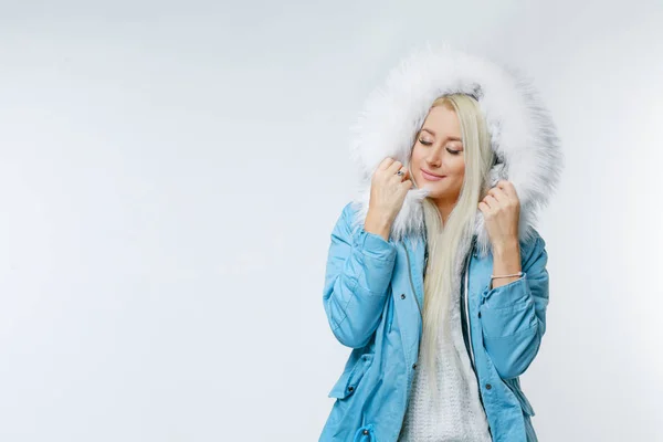 Retrato Moda Una Joven Rubia Hermosa Con Piel Capucha Piel —  Fotos de Stock