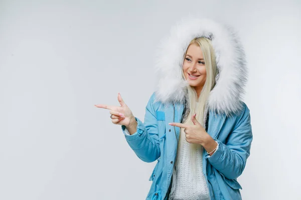 Modeporträt Einer Jungen Schönen Blonden Frau Mit Pelz Weiße Pelzhaube — Stockfoto