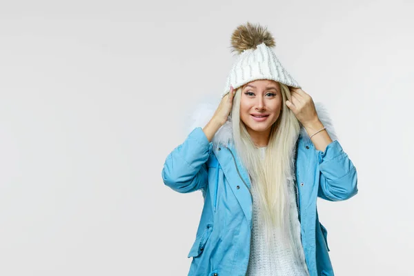 冬暖かい白い帽子と白い毛皮の美しい笑顔の女性の肖像画 楽しいコンセプト — ストック写真