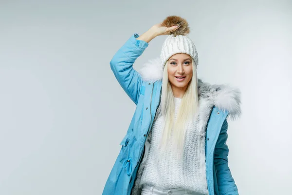 冬暖かい白い帽子と白い毛皮の美しい笑顔の女性の肖像画 楽しいコンセプト — ストック写真