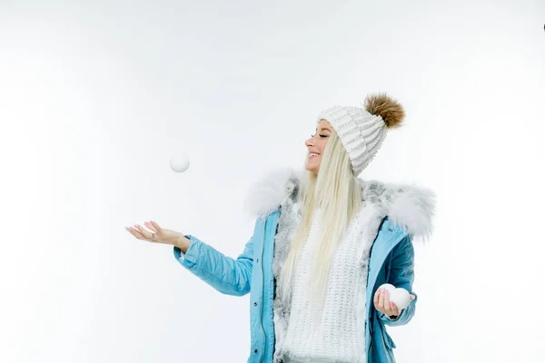 暖かい服装 雪玉を浮かべて毛皮 Hod コートで魅力的な若い白人女性 白の背景にテキスト用のスペース — ストック写真