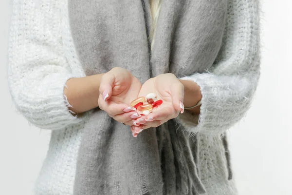 Joven Doctora Sostiene Mano Del Paciente Con Pastillas — Foto de Stock