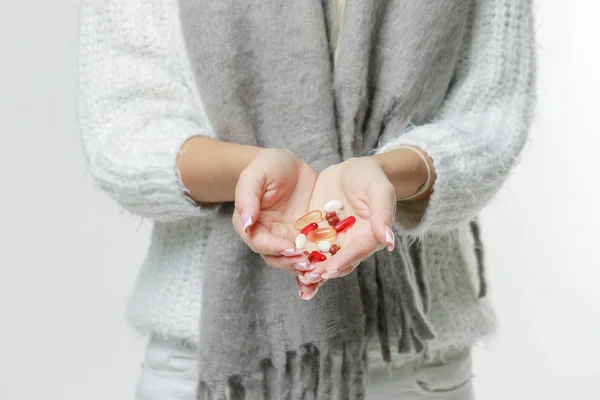 Joven Doctora Sostiene Mano Del Paciente Con Pastillas — Foto de Stock