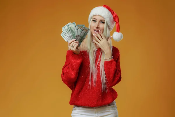 Досить Кавказька Молода Щаслива Жінка Червоному Капелюсі Санта Тримає Подарункову — стокове фото