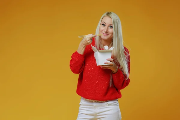 Heldere Blonde Vrouw Aziatische Fastfood Eten Uit Afhaalmaaltijden Doos Met — Stockfoto