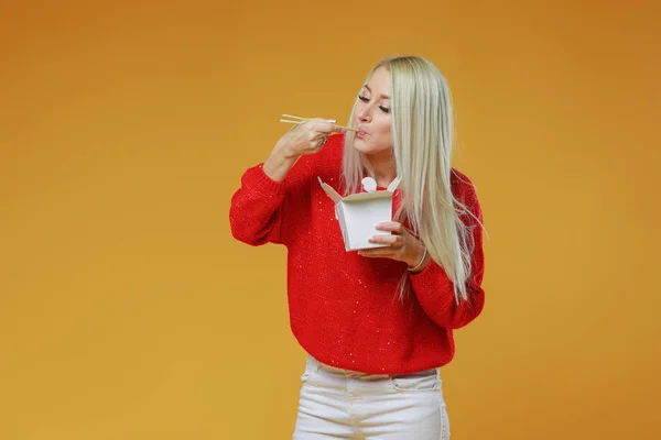 Heldere Blonde Vrouw Aziatische Fastfood Eten Uit Afhaalmaaltijden Doos Met — Stockfoto